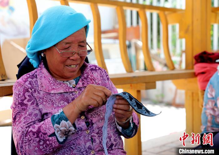 圖為繡娘在土族盤繡園內(nèi)制作盤繡。　薛蒂 攝