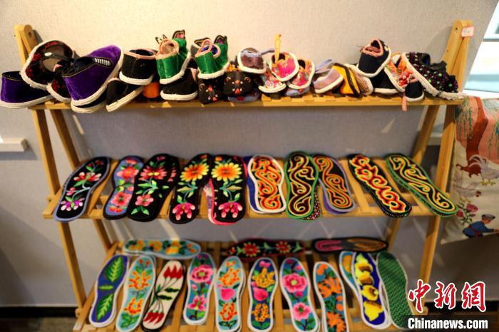 圖為盤繡作品。　薛蒂 攝