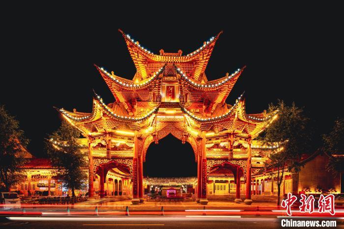 夜幕下的臨夏縣河州苑。夏雨 攝