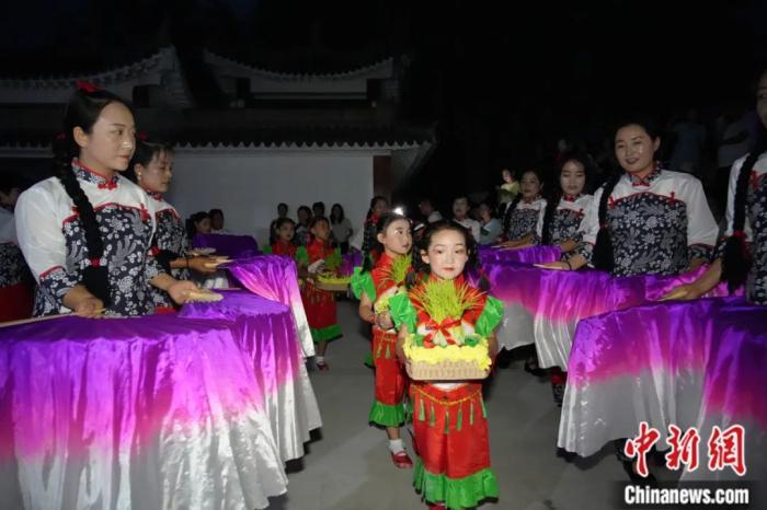 甘肅省西和縣姜席鎮(zhèn)晚霞湖畔，當(dāng)?shù)孛耖g舉行盛大的乞巧儀式。魏朵朵 攝