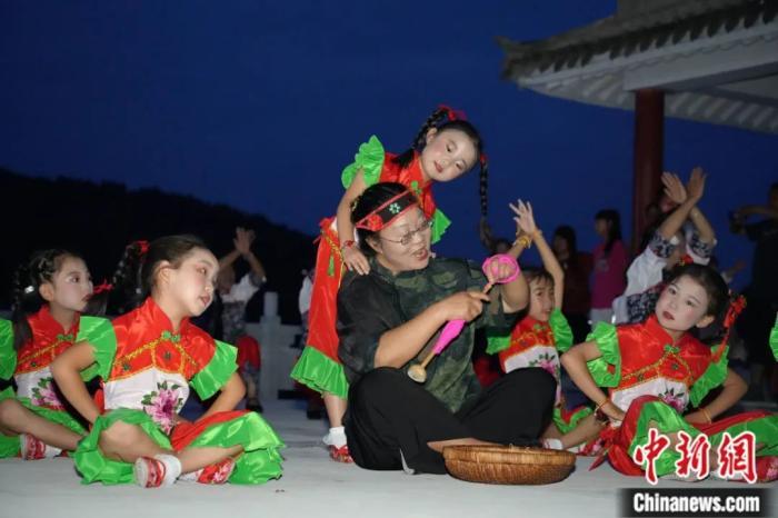 甘肅省西和縣小朋友們迎接“巧娘娘”。魏朵朵 攝
