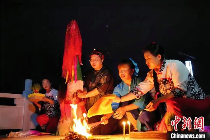 持續(xù)七天八夜的乞巧節(jié)正在西漢水上游的甘肅省西和縣進(jìn)行。西和縣姜席鎮(zhèn)晚霞湖畔，民眾“巧頭”點蠟、炷香、焚裱紙、跪拜，準(zhǔn)備將“巧娘娘”請進(jìn)院。魏朵朵 攝