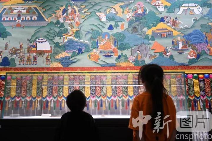 圖為觀眾參觀唐卡《涼州會盟》。 中新社記者 戴文昌 攝