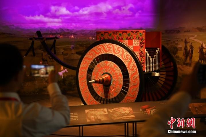 8月16日，甘肅省天水市張家川回族自治縣馬家塬車輿博物館內(nèi)，游客拍攝等比例的戰(zhàn)國西戎車輿復(fù)制品。