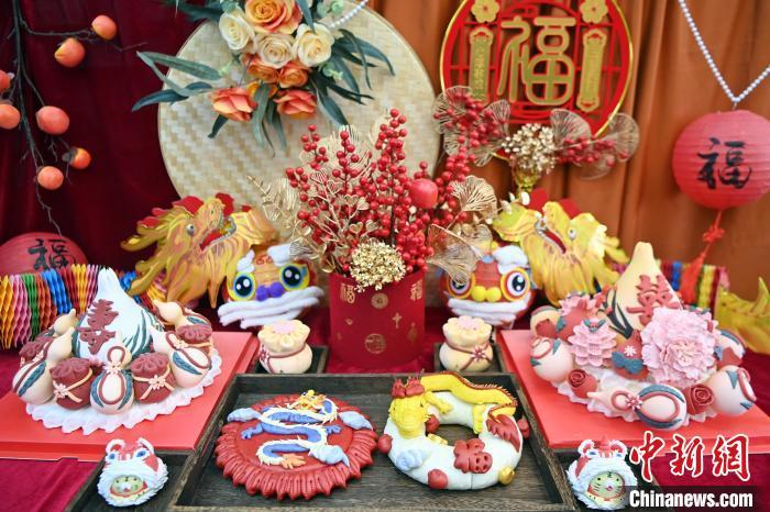 1月25日，春節(jié)臨近，蘭州一花饃店“龍”元素花饃熱銷。圖為展出的“龍”元素花饃。九美旦增 攝