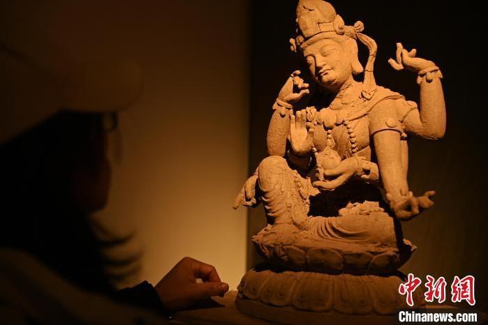 圖為季茂杰觀察自己創(chuàng)作的敦煌木雕。李亞龍 攝