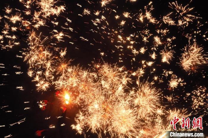 灼熱的鐵水在空中迸散。在空中形成“鐵花火雨”的景象，似天女散花，似群星漫天，如夢如幻，美不勝收。侯奇志 攝</p>
<p>