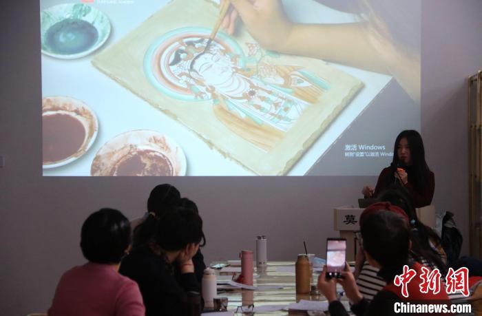 2023年2月，在敦煌研究院莫高學(xué)堂，研學(xué)導(dǎo)師給學(xué)員講授敦煌壁畫臨摹技法?！　垥粤?攝