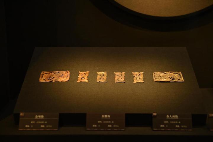 張家川縣馬家塬車輿博物館展陳的馬家塬遺址出土的金項(xiàng)飾、金腰飾、金人畫飾等。李亞龍 攝　　