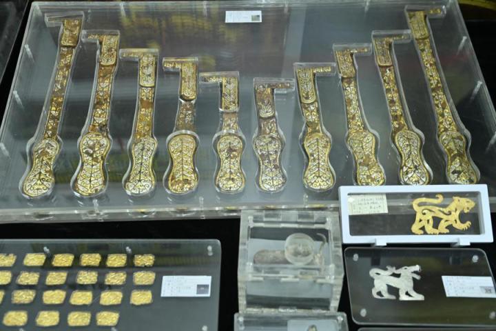 張家川馬家塬出土的金帶飾、大角羊、人形鉛俑及狼形銀車輿飾等文物。