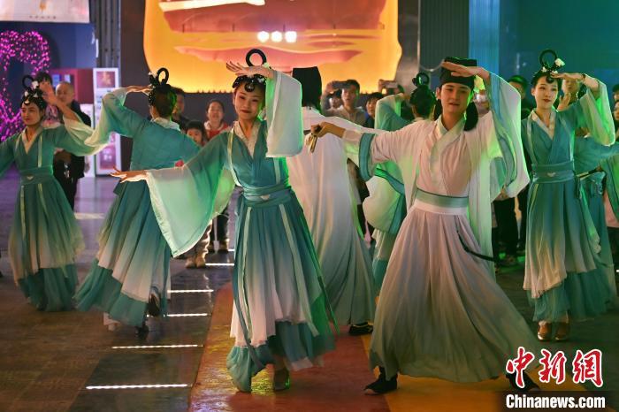 圖為工作人員進(jìn)行舞蹈表演。李亞龍 攝</p>
<p>