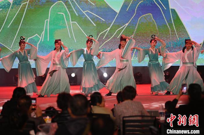 圖為工作人員進(jìn)行舞蹈表演。李亞龍 攝