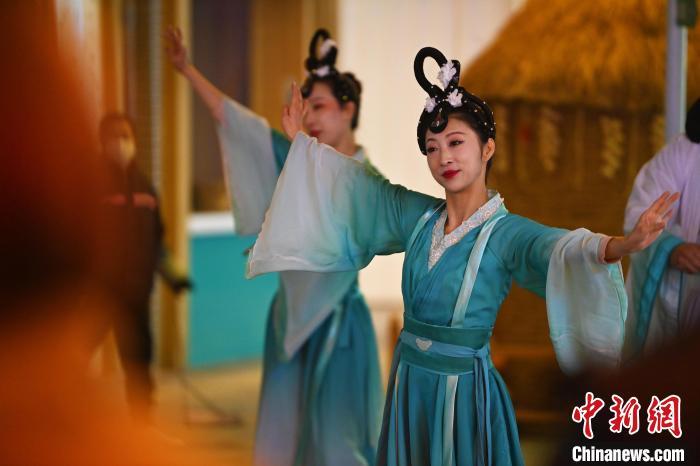 圖為工作人員進(jìn)行舞蹈表演。李亞龍 攝</p><p>