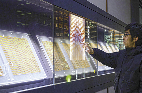 3月6日，工作人員在荊門市博物館新館內楚簡展廳展示使用互動裝置。新華每日電訊記者　胡競文