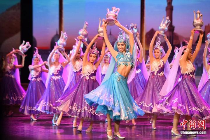 《絲路花雨》外國(guó)演員在波斯酒舞中領(lǐng)舞。楊艷敏 攝