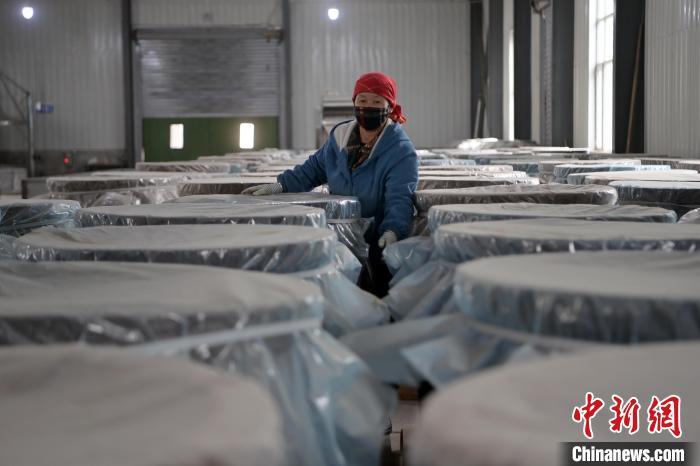 5月10日，工作人員檢查裝有酒糟的壇子。九美旦增　攝