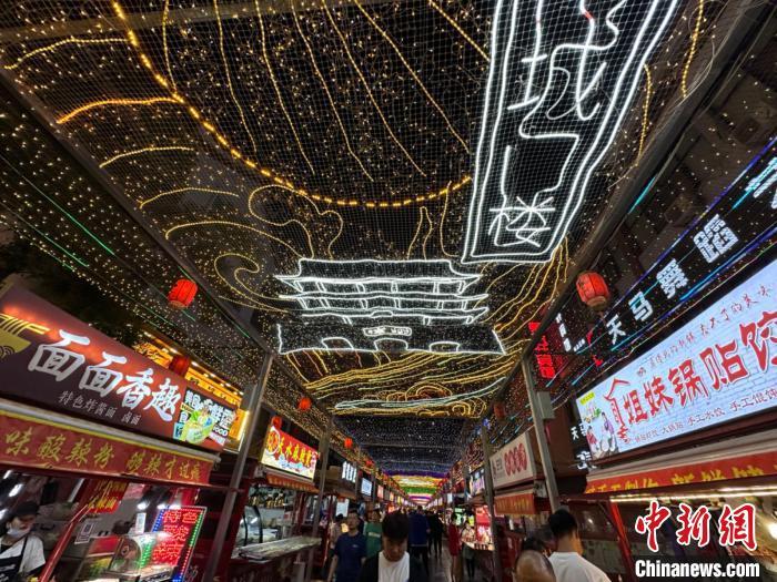 圖為明清街夜市燈光點亮具有武威文化元素的“涼州古城門”彩燈?！〈魑牟?攝</p><p>