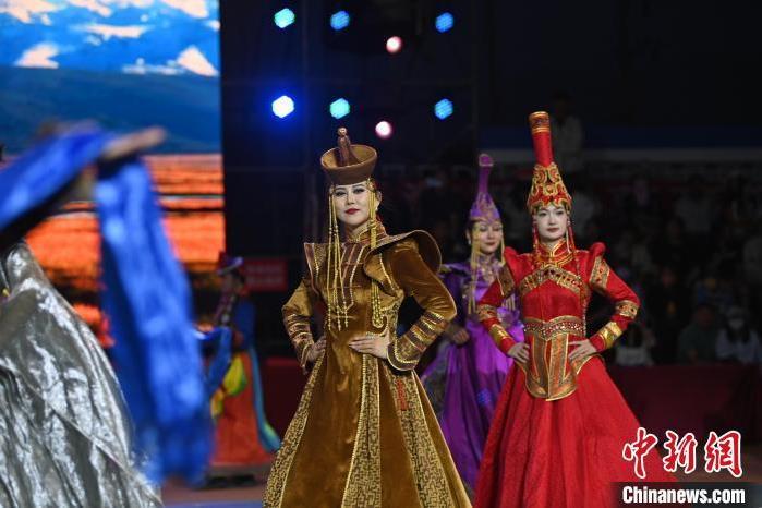 圖為開幕式現(xiàn)場(chǎng)蒙古族服飾秀。李亞龍 攝</p>
<p>