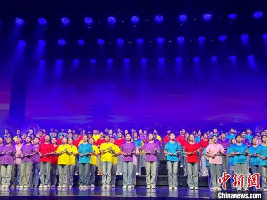 5月28日晚，“詩意甘肅·絲路長風三千里”——月出涼州·武威詩會在甘肅省武威市漢唐天馬城舉行。楊娜 攝