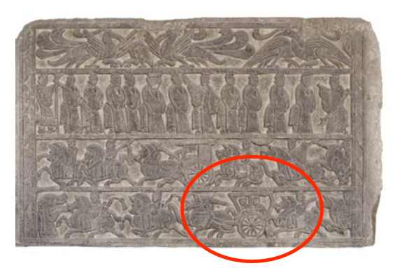 △漢代迎賓、車馬出行畫像石，現(xiàn)藏于臨沂市博物館。畫像石的第四層中有軺車出現(xiàn)。