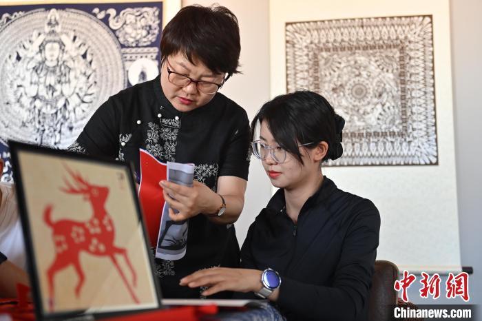 6月6日，在甘肅敦煌青年夜校課程中，青年學(xué)員學(xué)習(xí)敦煌非遺剪紙課程。李亞龍 攝
