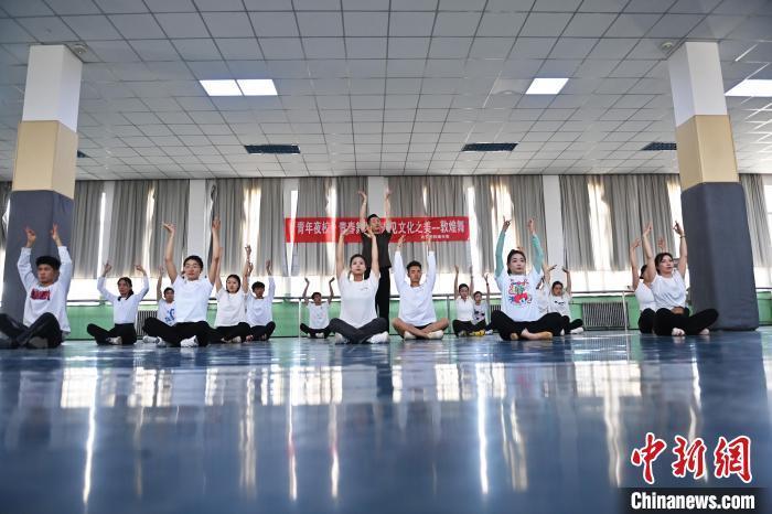 6月6日，在甘肅敦煌青年夜校課程中，青年學(xué)員學(xué)習(xí)敦煌舞課程。李亞龍 攝　　
