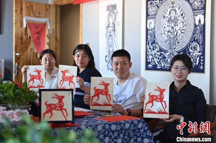 6月6日，在甘肅敦煌青年夜校課程中，青年學(xué)員展示學(xué)習(xí)敦煌非遺剪紙的成果。李亞龍 攝　　