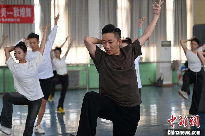 6月6日，在甘肅敦煌青年夜校課程中，青年學(xué)員學(xué)習(xí)敦煌舞課程。李亞龍 攝　　