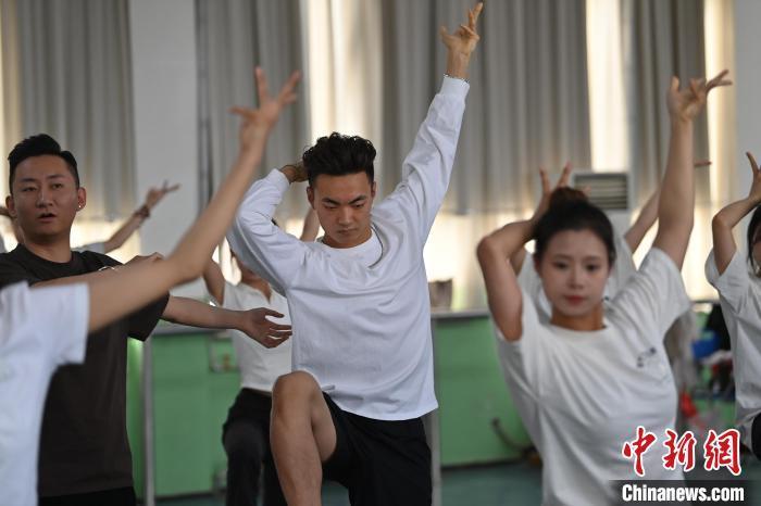 6月6日，在甘肅敦煌青年夜校課程中，青年學(xué)員學(xué)習(xí)敦煌舞課程。李亞龍 攝　　