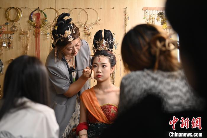 6月6日，在甘肅敦煌青年夜校課程中，青年學(xué)員學(xué)習(xí)敦煌美妝課程。李亞龍 攝　　