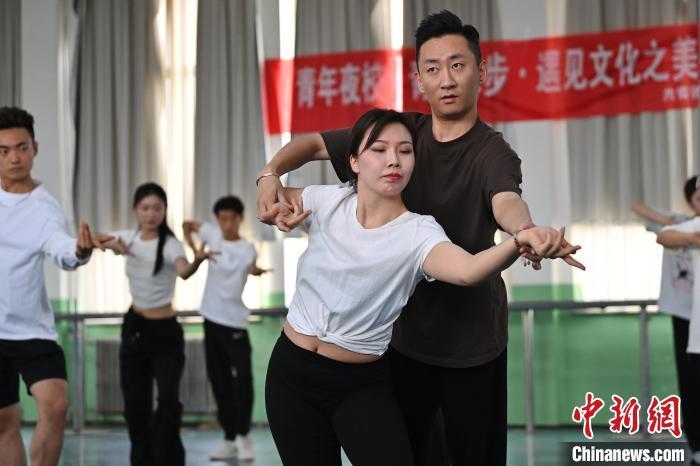 6月6日，在甘肅敦煌青年夜校課程中，學(xué)員學(xué)習(xí)敦煌舞課程。李亞龍 攝　　