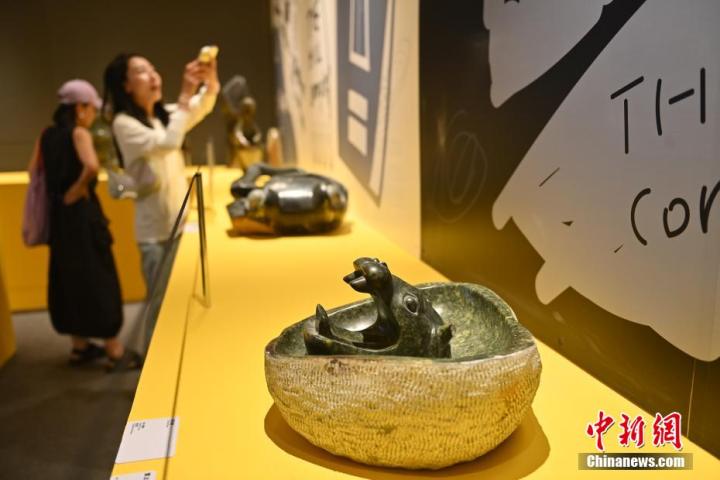 圖為該藝術(shù)展展陳的蛇紋石作品《河馬池》。中新社記者 李亞龍 攝