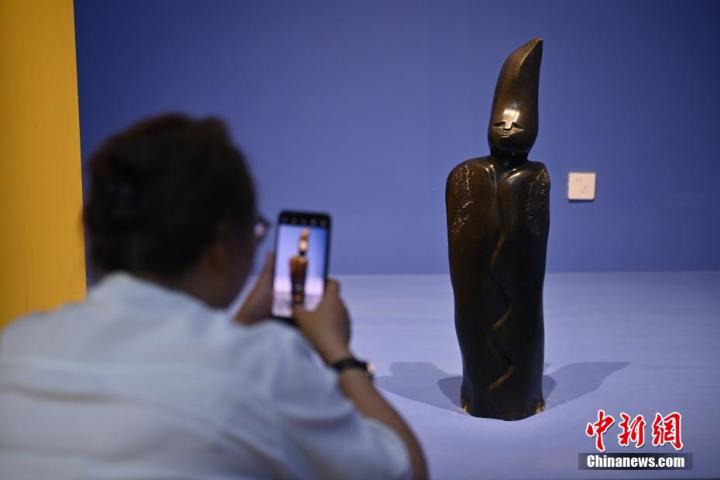 圖為游客拍攝蛇紋石作品《貴婦人》。中新社記者 李亞龍 攝