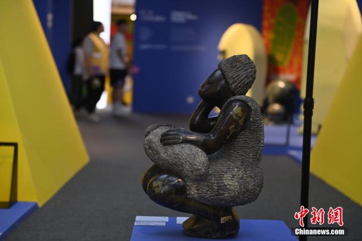 圖為游客參觀藝術(shù)展。中新社記者 李亞龍 攝</p>
<p>