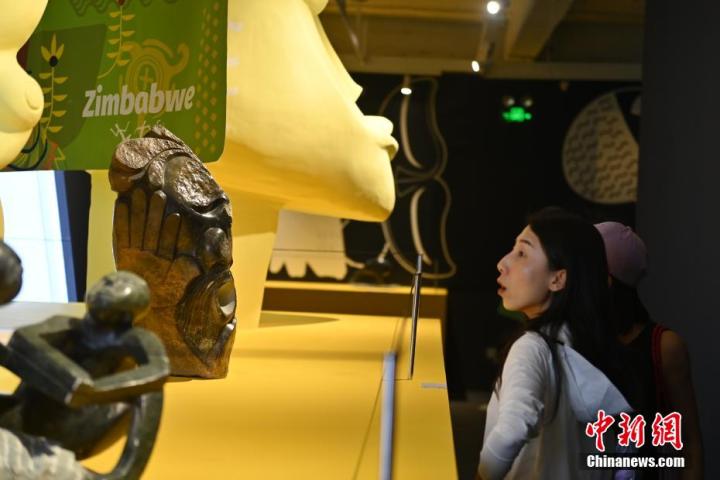 圖為游客參觀藝術(shù)展。中新社記者 李亞龍 攝