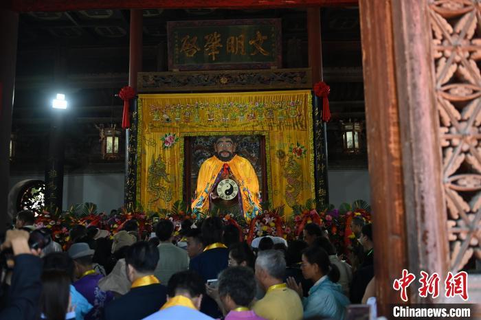 6月21日，2024(甲辰)年公祭中華人文始祖伏羲大典在甘肅天水舉行，來(lái)自海峽兩岸及港澳地區(qū)約500人現(xiàn)場(chǎng)共祭中華人文始祖伏羲。中新社記者 李亞龍 攝