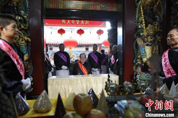 6月21日，“2024(甲辰年)兩岸共祭人文始祖伏羲典禮”在臺(tái)灣新北舉行。擔(dān)任主祭官的先嗇宮董事長(zhǎng)、中國(guó)國(guó)民黨前秘書(shū)長(zhǎng)李乾龍(中)出席典禮并擔(dān)任主祭官。中新社記者 張曉曦 攝