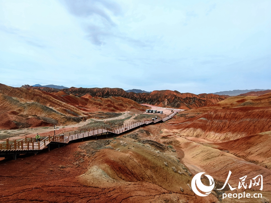 雨后的七彩丹霞，顏色格外艷麗。人民網(wǎng) 黃津曉虎攝