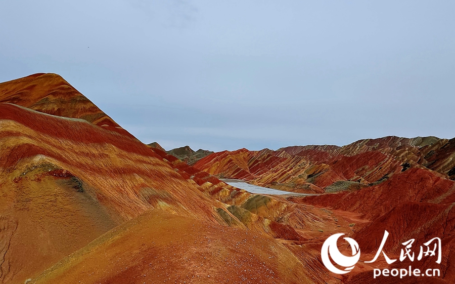 雨后的七彩丹霞，顏色格外艷麗。人民網(wǎng)記者 徐冬兒攝