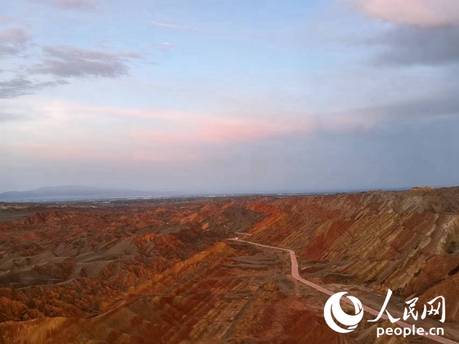 日落時(shí)分，余暉與丹霞交相輝映。人民網(wǎng)記者 唐嘉藝攝