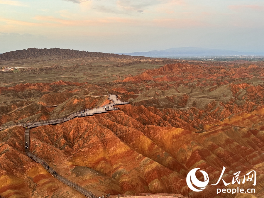 日落時(shí)分，余暉與丹霞交相輝映。人民網(wǎng)記者 徐冬兒攝