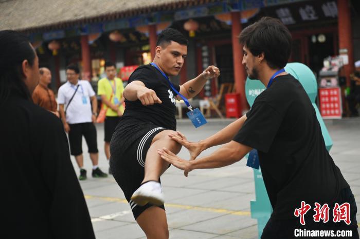 7月14日，甘肅省平?jīng)鍪嗅轻忌骄皡^(qū)內(nèi)，外籍武術(shù)愛好者切磋武藝。7月13日至14日，“2024年北京體育大學(xué)第十五屆國際武術(shù)比賽交流大會暨首屆崆峒山國際武術(shù)大會”舉行，大會也在崆峒山景區(qū)進(jìn)行問道崆峒、武術(shù)高級研修班、崆峒拜師等系列活動。中新社記者 李亞龍 攝