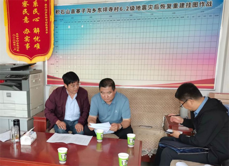 州縣紀委監(jiān)委機關(guān)聯(lián)合督查組對下沉干部 、駐村干部 、包村組長、村干部 “四級”干部履職到崗情況，以及工作日志和民情臺賬、訴求臺賬進行日常監(jiān)督檢查，壓實工作責任。.jpg