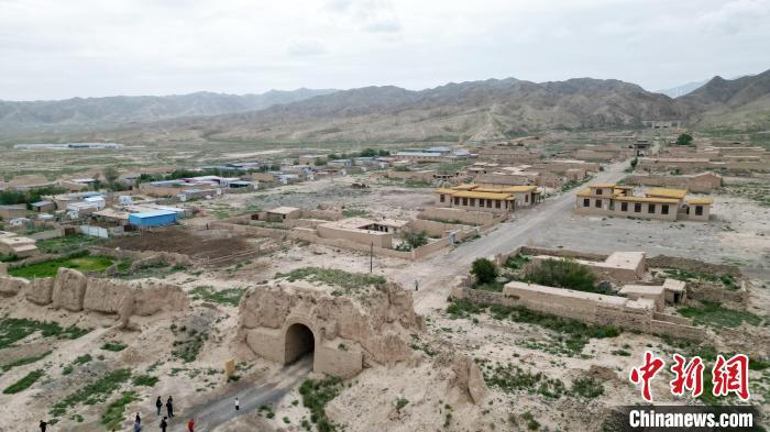 7月13日，位于山丹漢明長城遺址里的硤口古城。(無人機(jī)圖片) 　九美旦增 攝