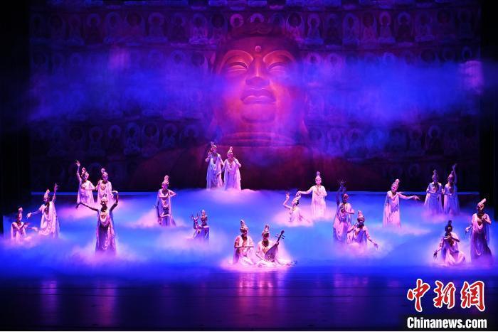 7月18日晚，中國經(jīng)典舞劇《絲路花雨》在甘肅蘭州黃河劇院進行演出。中國經(jīng)典舞劇《絲路花雨》迎來45周年，7月17日-8月4日在蘭州開啟為期多天的駐場演出。該舞劇取材于敦煌莫高窟壁畫，集中國霓裳羽衣舞、敦煌舞、印度舞、黑巾舞、波斯馬鈴舞等于一身，自1979年演出至今，該劇先后在40多個國家和地區(qū)演出近4000場，觀眾550多萬人次。中新社記者 李亞龍 攝</p>
<p>