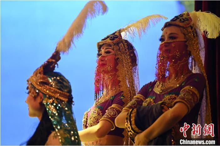 7月18日晚，中國經(jīng)典舞劇《絲路花雨》在甘肅蘭州黃河劇院進行演出。中國經(jīng)典舞劇《絲路花雨》迎來45周年，7月17日-8月4日在蘭州開啟為期多天的駐場演出。該舞劇取材于敦煌莫高窟壁畫，集中國霓裳羽衣舞、敦煌舞、印度舞、黑巾舞、波斯馬鈴舞等于一身，自1979年演出至今，該劇先后在40多個國家和地區(qū)演出近4000場，觀眾550多萬人次。中新社記者 李亞龍 攝</p>
<p>