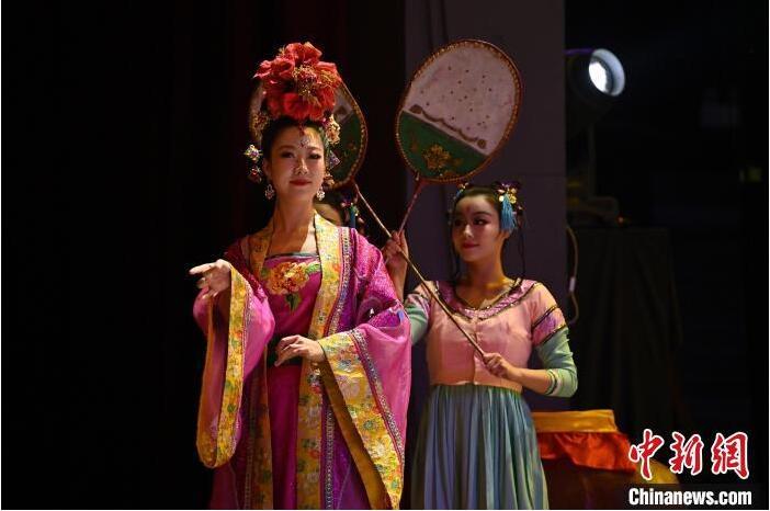 7月18日晚，中國經(jīng)典舞劇《絲路花雨》在甘肅蘭州黃河劇院進行演出。中國經(jīng)典舞劇《絲路花雨》迎來45周年，7月17日-8月4日在蘭州開啟為期多天的駐場演出。該舞劇取材于敦煌莫高窟壁畫，集中國霓裳羽衣舞、敦煌舞、印度舞、黑巾舞、波斯馬鈴舞等于一身，自1979年演出至今，該劇先后在40多個國家和地區(qū)演出近4000場，觀眾550多萬人次。中新社記者 李亞龍 攝</p>
<p>