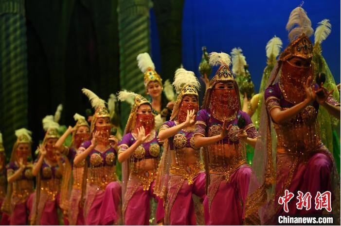 7月18日晚，中國經(jīng)典舞劇《絲路花雨》在甘肅蘭州黃河劇院進行演出。中國經(jīng)典舞劇《絲路花雨》迎來45周年，7月17日-8月4日在蘭州開啟為期多天的駐場演出。該舞劇取材于敦煌莫高窟壁畫，集中國霓裳羽衣舞、敦煌舞、印度舞、黑巾舞、波斯馬鈴舞等于一身，自1979年演出至今，該劇先后在40多個國家和地區(qū)演出近4000場，觀眾550多萬人次。中新社記者 李亞龍 攝</p>
<p>