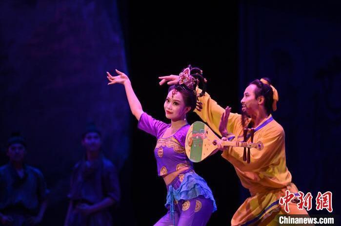 7月18日晚，中國經(jīng)典舞劇《絲路花雨》在甘肅蘭州黃河劇院進行演出。中國經(jīng)典舞劇《絲路花雨》迎來45周年，7月17日-8月4日在蘭州開啟為期多天的駐場演出。該舞劇取材于敦煌莫高窟壁畫，集中國霓裳羽衣舞、敦煌舞、印度舞、黑巾舞、波斯馬鈴舞等于一身，自1979年演出至今，該劇先后在40多個國家和地區(qū)演出近4000場，觀眾550多萬人次。中新社記者 李亞龍 攝</p>
<p>