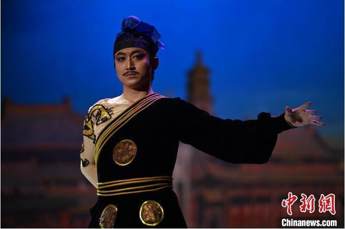 7月18日晚，中國經(jīng)典舞劇《絲路花雨》在甘肅蘭州黃河劇院進行演出。中國經(jīng)典舞劇《絲路花雨》迎來45周年，7月17日-8月4日在蘭州開啟為期多天的駐場演出。該舞劇取材于敦煌莫高窟壁畫，集中國霓裳羽衣舞、敦煌舞、印度舞、黑巾舞、波斯馬鈴舞等于一身，自1979年演出至今，該劇先后在40多個國家和地區(qū)演出近4000場，觀眾550多萬人次。中新社記者 李亞龍 攝